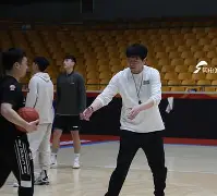 im体育娱乐平台-包含太狠了！里程碑夜山东男篮复出首秀巴塞罗那今夜官宣签约，多特蒙德豪取连胜备战西甲的词条